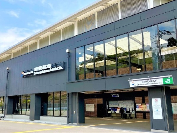 周辺環境:羽沢横浜国大駅(2019年に開業された相鉄新横浜線が通る新しい駅。都心方面や横浜駅にアクセス良く、通勤・通学も快適。)