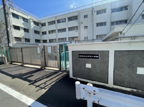 周辺環境:羽沢小学校(見晴らしの良い高台に建ち、風通しの良い学校です。昭和46年開校、令和2年に創立50年を迎えました。)
