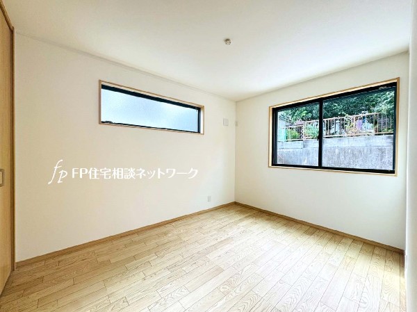 光を取り込みやすい2面採光の居室は日当たり良好です。クローゼットの完備で収納スペースも十分。