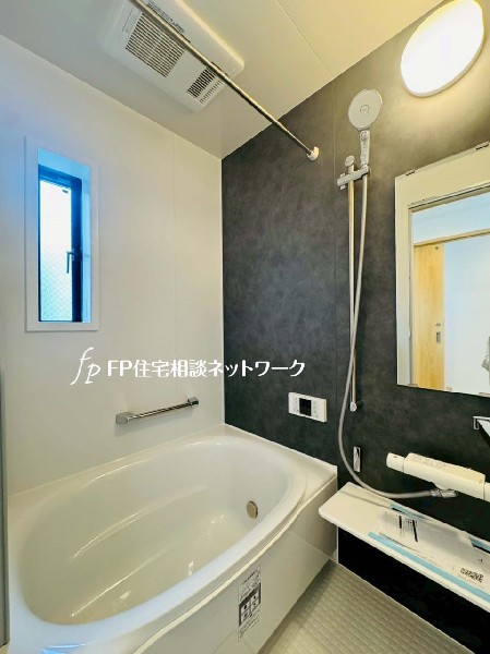 ゆったり入れる1坪タイプの浴室。花粉が気になる季節や雨天時のお洗濯に便利な浴室換気乾燥暖房機付です。