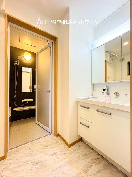 鏡の裏に収納棚を確保した三面鏡を採用。化粧品や歯ブラシなどを機能的に収納し、朝の身支度も快適です。