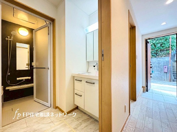 窓付で光が入り明るい洗面室。収納力と機能性に優れた洗面台で、毎朝の身支度が気持ちよく出来そうですね。