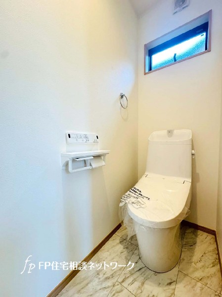 トイレは1階と2階に2カ所あります。朝の忙しい時間も慌てることなく使用できるので助かりますね。