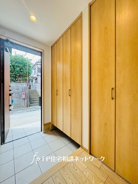 玄関横にある便利な廊下収納付。コートやバッグ、ランドセルなどを収納すれば、帰宅後すぐに片付きますね。