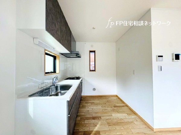 機能性とデザイン性を兼ね備えた嬉しいキッチン。食器洗乾燥機付きなので後片付け楽々。嬉しい浄水器も。