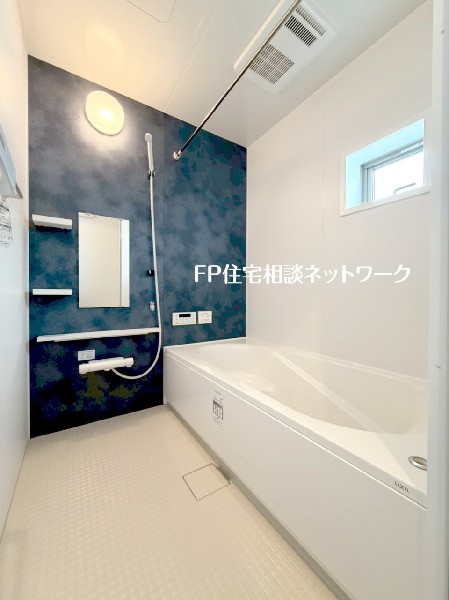ゆったり入れる１坪タイプの浴室。雨の多い時季のお洗濯に重宝する浴室換気乾燥機付。追炊きオートバス付。