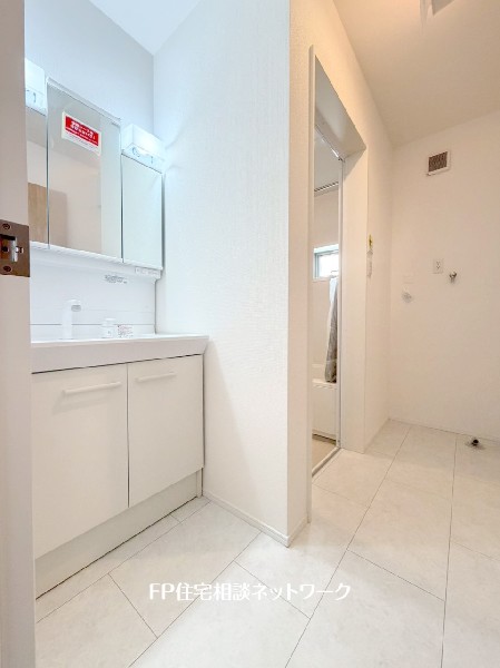 鏡の裏に収納棚を確保した三面鏡を採用。化粧品や歯ブラシなどを機能的に収納し、朝の身支度も快適です。