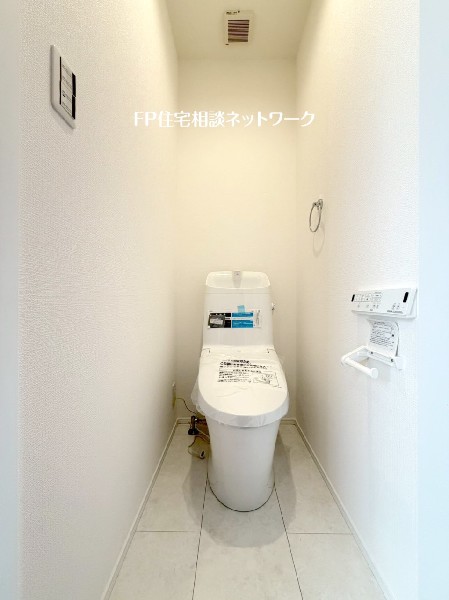 ウォシュレット、暖房便座機能付のトイレです。１階と2階の2ヶ所に設置しているので忙しい朝も便利です。