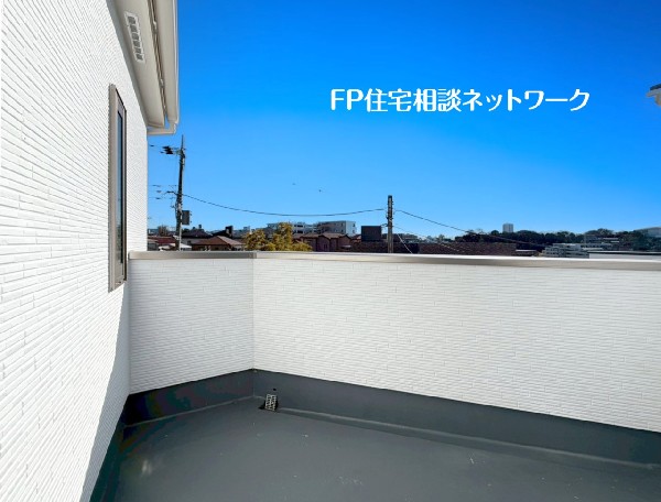 太陽の光と爽やかな風を受けたお洗濯物はあっという間に乾き、取りこむ時には太陽の匂いを感じられそう。  