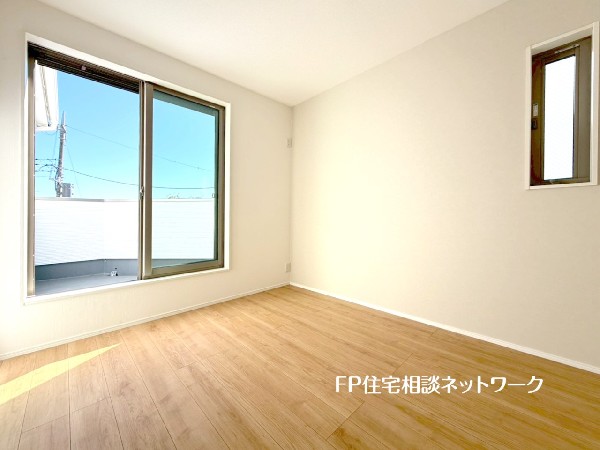 光を沢山取り込める大きな窓。日差しを長時間受ける事が出来る暖かいお部屋です。