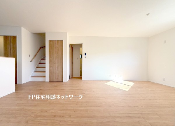 2階へあがるときは必ずリビングを通る動線のリビングイン階段。自然と家族のコミュニケーションも増えそう。