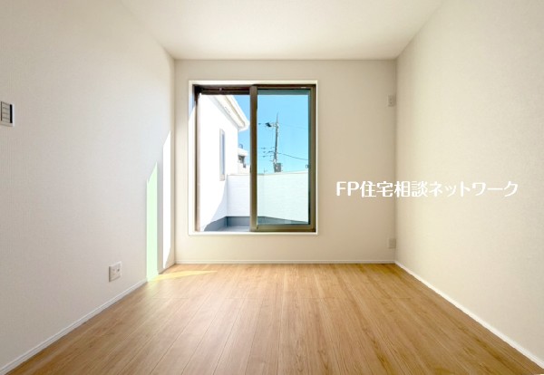 掃出窓からたっぷりの日差しを受けられ、明るい居室。バルコニーにも出られて、爽やかな風を取り込めます。