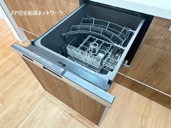 キッチンは食器洗浄乾燥機付の対面タイプ。リビングが見渡せるのでお子様の様子を見ながら料理ができます。