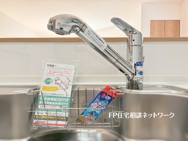 スタイリッシュな、浄水器一体型水栓です。水栓にシャワーホースと浄水器を内蔵し、カルキ臭など軽減