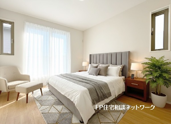 光が沢山採り込める大きな窓。二面採光なので、陽差しを長時間受ける事が出来る暖かいお部屋です。