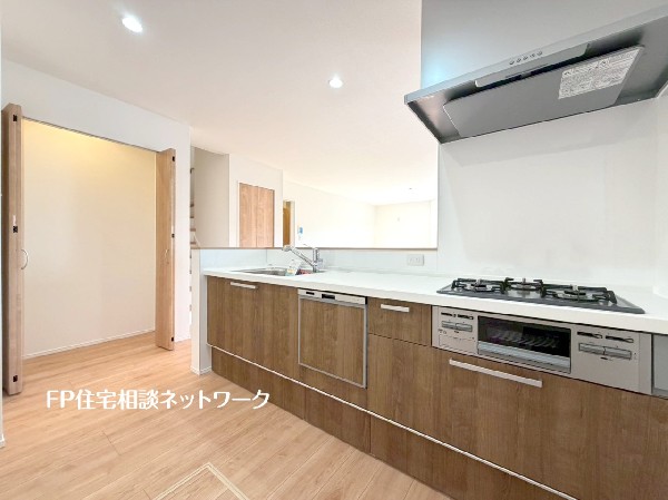 大容量のパントリー付きでキッチン用品やストック材料などが収納できます。まとめ買いの味方ですね。