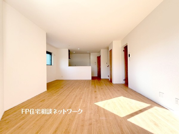 ゆとりの18帖リビングは家族団らんを大切にしたい方にぴったり。南向きで窓が多く明るい光に包まれています。