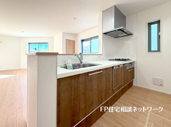 対面式のカウンターキッチンは出来上がったお料理をお子様が運ぶなど、お手伝いの機会も増えそうですね。