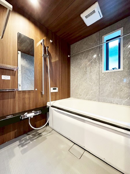 ゆったり入れる1坪タイプの浴室。花粉が気になる季節や雨天時のお洗濯に便利な浴室換気乾燥暖房機付です。