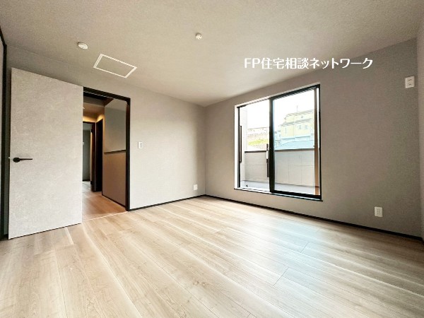 2Fにある主寝室は7.5帖と広々、南に面したバルコニーに出られるのでお布団もスムーズに干せそうです。