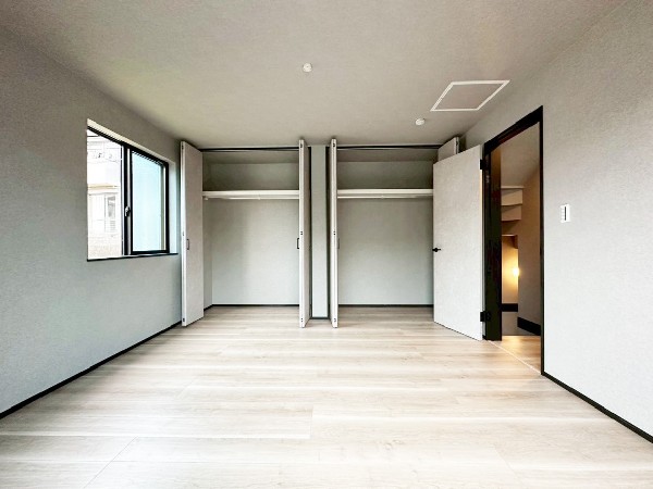 収納力が豊富な大型クローゼット。普段着やスーツはもちろんのこと、コート類などもしっかり掛けられます。