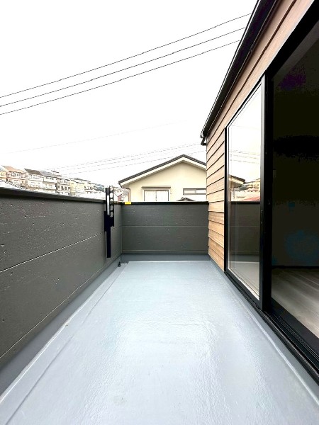 主寝室に繋がるワイドバルコニー。明るい光と爽やかな風を室内にたくさん取り込むことが出来そうです。