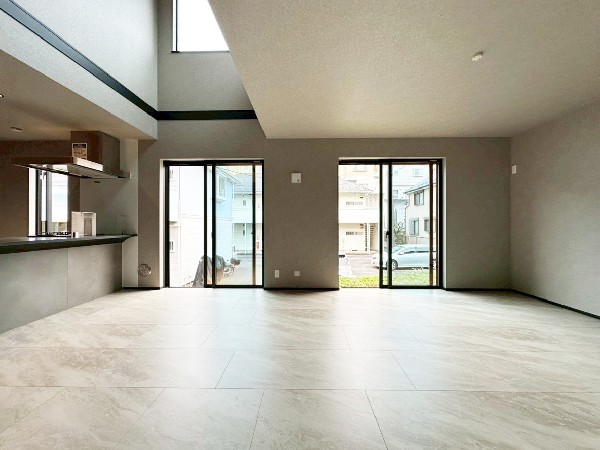 吹抜けのある開放的なリビング。2階部分の窓から1階へと光を取り入れ、快適で心地の良い空間を演出します