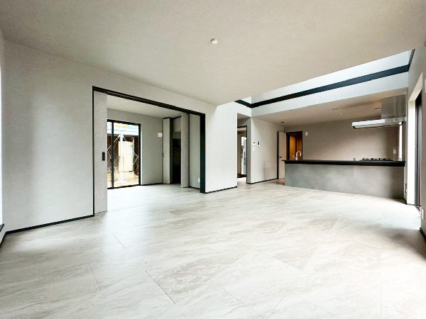 18.5帖の広々ＬＤＫ。導線もしっかりと取れているので、ソファーなどの家具もしっかりと配置できます。