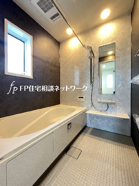 ゆったり入れる1坪タイプの浴室。花粉が気になる季節や雨天時のお洗濯に便利な浴室換気乾燥暖房機付です。