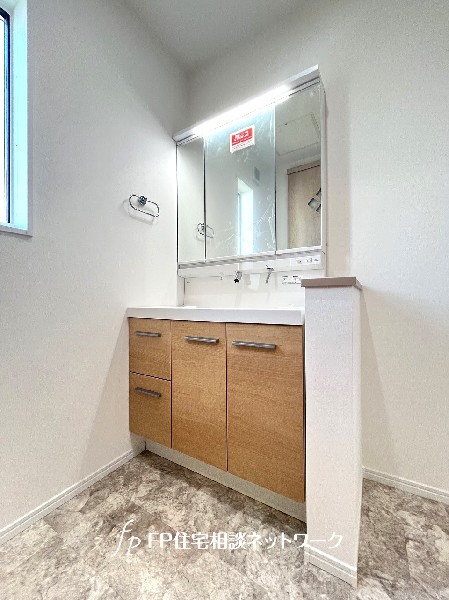 鏡の裏に収納棚を確保した三面鏡を採用。化粧品や歯ブラシなどを機能的に収納し、朝の身支度も快適です。