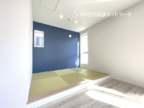リビング横にあるタタミコーナー。お子様のお昼寝や家事スペースとして、多目的にご利用いただけます。
