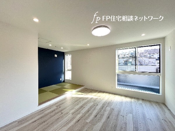 家族だんらんのスペースとなるリビング。3面採光で明るい光がリビングの隅々までしっかりと届きます。