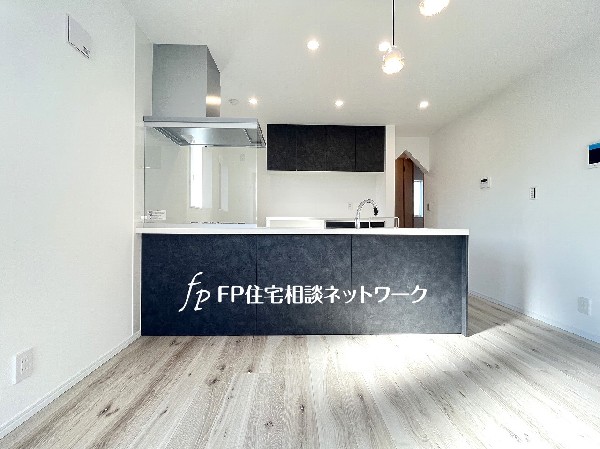 機能性とデザイン性を兼ね備えた嬉しいキッチン。食器洗乾燥機付きなので後片付け楽々。嬉しい浄水器も。