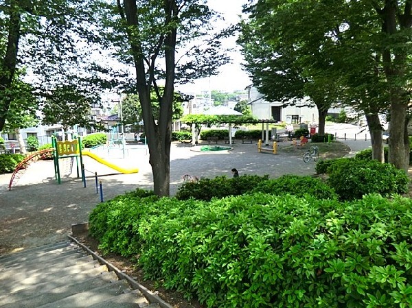 周辺環境:こざか第一公園(ボール遊びが出来る広場とブランコ等がある遊具広場の2段に分かれている公園です。春は桜や藤棚がキレイ。)