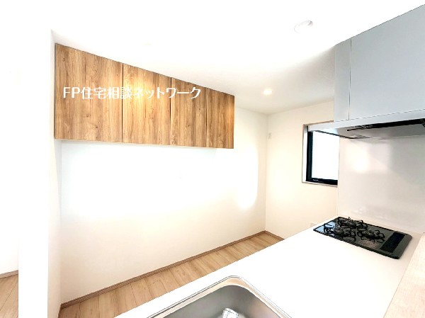 機能性とデザイン性を兼ね備えた嬉しいキッチン。上部には備付の吊戸棚もあり、たっぷり収納できそうです。