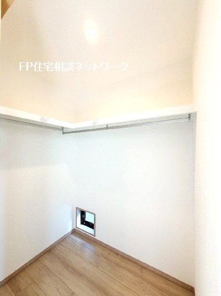 ウォークインクローゼットで収納上手な生活を実現。鞄や帽子、スーツケースなど幅広く収納可能。