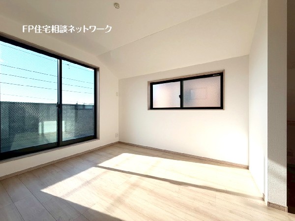 2面採光でお部屋の隅々まで明るい印象の居室。おひさまの光を、爽やかな風をたっぷりと取り込めます。