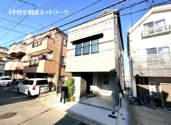 外観:ビルトイン車庫付きの住まい。雨風から大切なお車を守り、お荷物の出し入れもゆっくり濡れずに行えます。