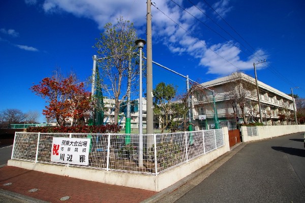 周辺環境:錦台中学校(昭和34年設立の中学校。学校教育目標は「自立貢献    夢をもち努力をおしまず感謝を共有できる生徒」)