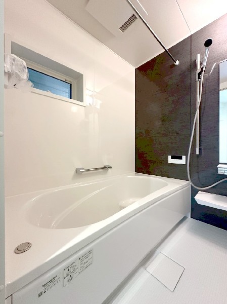 ゆったり入れる１坪タイプの浴室。雨の多い時季のお洗濯に重宝する浴室換気乾燥機付。追炊きオートバス付。