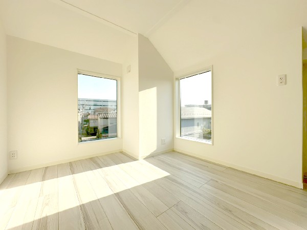 2面採光でお部屋の隅々まで明るい印象の居室。おひさまの光と爽やかな風をたっぷりと取り込めます。