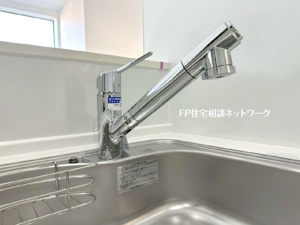 スタイリッシュな、浄水器一体型水栓です。水栓にシャワーホースと浄水器を内蔵し、カルキ臭など軽減。