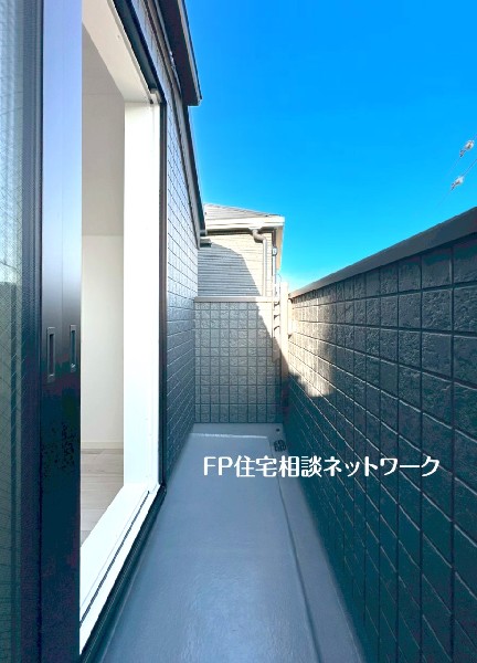 太陽の光と爽やかな風を受けたお洗濯物はあっという間に乾き、取りこむ時には太陽の匂いを感じられそう。  