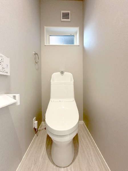 洗浄機能付き便座を標準装備。便座保温機能もあるので寒い季節も安心。窓があるので陽ざしが入ります。