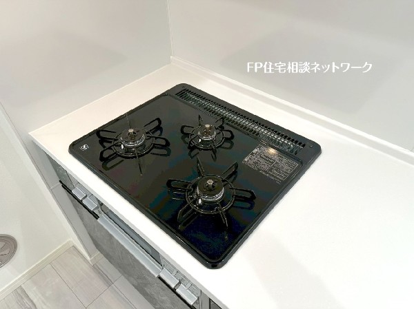 ３口ガスコンロ・魚焼きグリルがついたシステムキッチンで、お料理のレパートリーも増えそうですね。