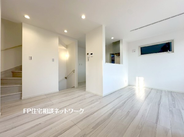 3階へあがる前に必ずリビングを通る構造のリビングイン階段。自然とご家族との交流が生まれます。