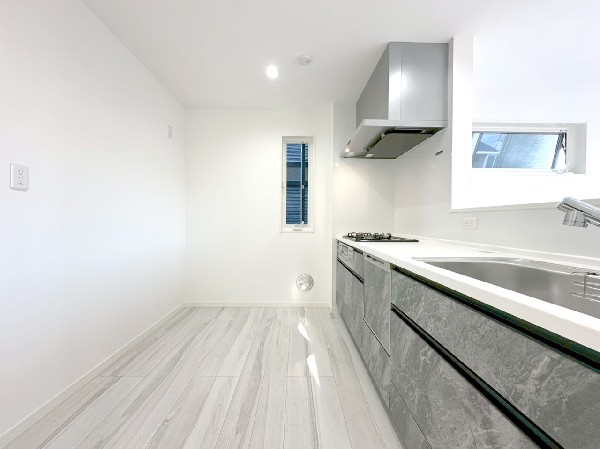 機能性とデザイン性を兼ね備えた嬉しいキッチン。食器洗乾燥機付きなので後片付け楽々。嬉しい浄水器も。