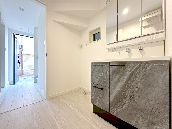 鏡の裏に収納棚を確保した三面鏡を採用。化粧品や歯ブラシなどを機能的に収納。朝の身支度も快適スムーズ。