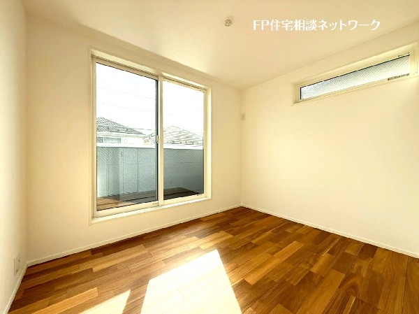 2面採光でお部屋の隅々まで明るい印象の居室。おひさまの光と爽やかな風をたっぷりと取り込めます。