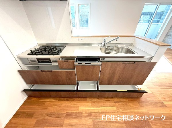 適度に調理場が隠れる腰壁付きのキッチン。水撥ね予防効果も◎　コンロ前にも壁があり煙が広がりにくい構造。